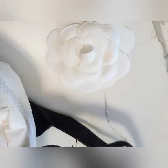 Bundle Of Novelty GWP Items- Cosmetics Bag, Hair Claw Clip And Flower! New! - Picture 3 of 9